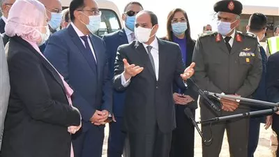 السيسي يتفقد عزبة الهجانة.. ويوجه باستمرار تطوير المناطق العشوائية