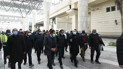وزير النقل يتابع التجهيزات النهائية لمحطات القطار الكهربائي الخفيف LRT