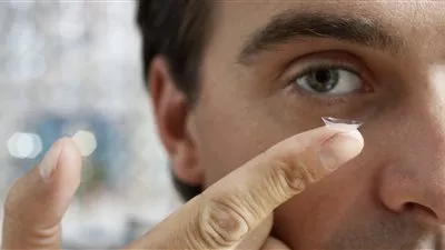 علماء يطورون عدسة للعين ترى في الظلام