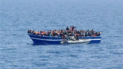 بالفيديو.. إنتشال 300 مهاجر قبالة السواحل اليونانية