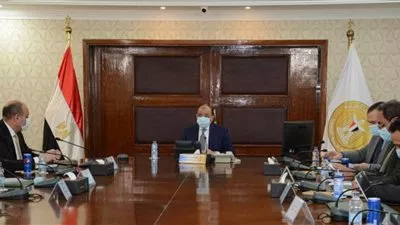 وزير التنمية المحلية يبحث الإعداد لمؤتمر «الترويج للاستثمار بصعيد مصر»