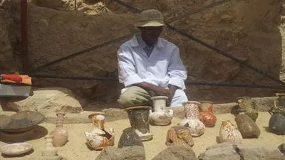 اكتشاف 1050 تمثالا صغيرا في مقبرة 