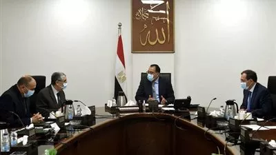 رئيس الوزراء يتابع خطط الربط الكهربائي ومشروعات الهيدروجين الأخضر