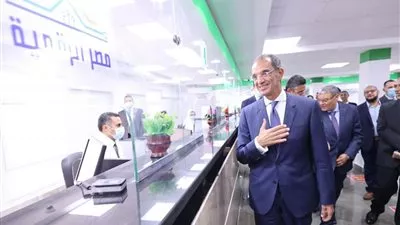 وزير الاتصالات يفتتح ويتفقد عدد من مشروعات مبادرة حياة كريمة فى المنيا