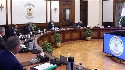 رئيس الوزراء يتابع خطوات إنشاء محطات تحلية مياه البحر