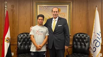 رئيس بنك saib يلتقي البطل محمد الحسيني لدعمه قبل محاولة عبور المانش