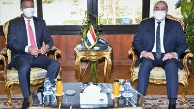 وزير الطيران يبحث مع رئيس الهيئة القومية للبريد سبل التعاون المشترك