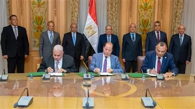 «التنمية المحلية» تتفق مع «الانتاج الحربي» على شراء 40 أتوبيس كهربائي لنقل الركاب بالإسكندرية