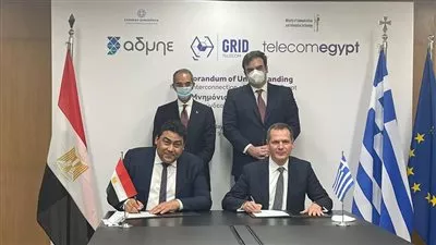وزير الاتصالات يشهد توقيع مذكرة تفاهم استراتيجية للربط بين مصر واليونان