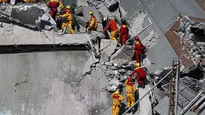 العثورعلى سيدة على قيد الحياة بعد قضائها 6 أيام تحت أنقاض مبنى منهار بكينيا