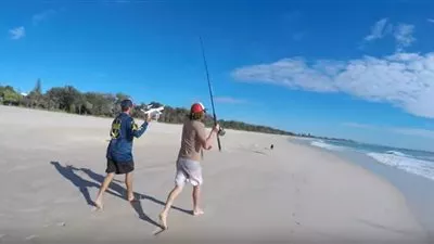 بالفيديو.. طائرة بلا طيار لصيد السمك في أستراليا