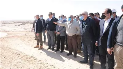 وزير النقل يتفقد أعمال إنشاء أرصفة وتطوير المحطات بميناء السخنة