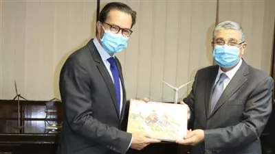 وزير الكهرباء يستقبل سفير فرنسا بالقاهرة لبحث تعزيز التعاون