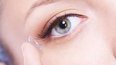 العدسات اللاصقة قد تزيد من مخاطر إصابة العين بالعدوى والبكتيريا