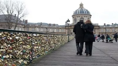 بالفيديو.. بلدية باريس تزيل 45 طنا من 