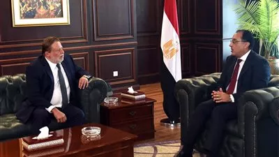 رئيس الوزراء يلتقي القائم بأعمال محافظ البنك المركزي المصري