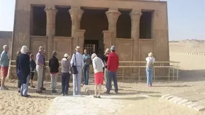 وفد سياحي من 4 جنسيات يزور آثار تونا الجبل بالمنيا
