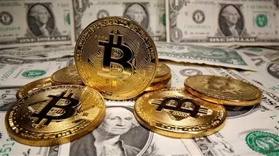 «بيتكوين» تتراجع 2% وتظل قرب مستويات مرتفعة قياسية