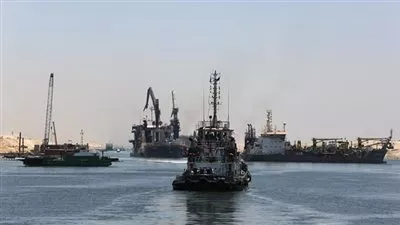 43 سفينة يعبرون قنة السويس بحمولة 2,5 مليون طن