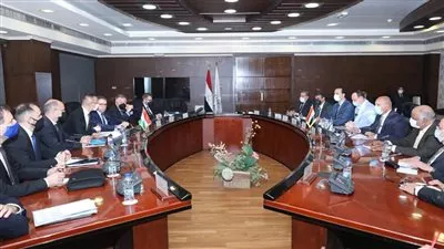 وزير النقل يبحث مع نظيره المجري إنشاء مصنع لعربات السكك الحديدية في مصر