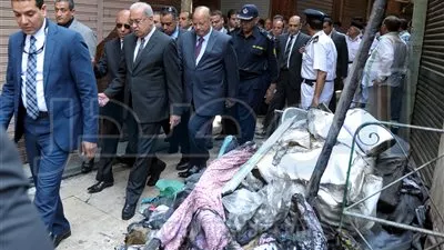 بالصور.. رئيس الوزراء يتابع حريق الغورية