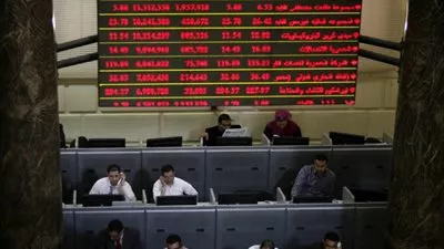 اللون الأحمر يخيم على مؤشرات البورصة في مستهل التعاملات