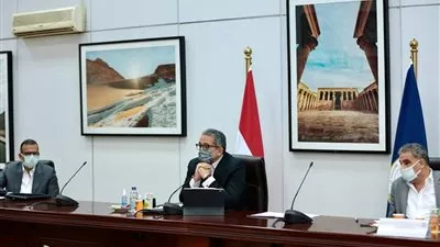 «العناني» يتابع تداعيات الأزمة الروسية الأوكرانية على القطاع السياحي