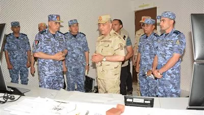 صور.. الفريق حجازي يتفقد منظومة التسليح بالقوات البحرية