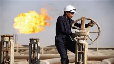 النفط يتماسك لكنه يتأثر بمخاوف من تباطؤ الطلب وزيادة إنتاج أمريكا