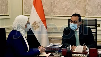 رئيس الوزراء يُتابع مع وزيرة الصحة جُهود تنفيذ مبادرة «حياة كريمة»