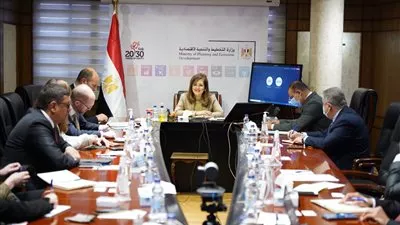 وزيرة التخطيط تستعرض عددًا من المشروعات أمام وفد البنك الأوروبى لإعادة الإعمار 