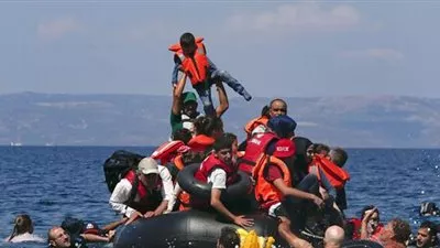 مقتل 13 في اصطدام مركب للمهاجرين مع عبارة قبالة تركيا