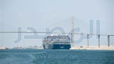 مميش: عبور 45 سفينة لقناة السويس بإجمالى حمولات 2,8 مليون طن