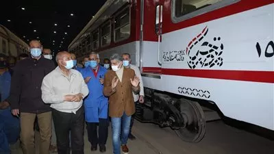 وزير النقل يتفقد ورش إجراء العمرات لكافة عربات الركاب في كوم أبو 