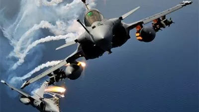 المرصد السوري: مقتل 30 شخصاً في أول غارة فرنسية على مواقع لـ