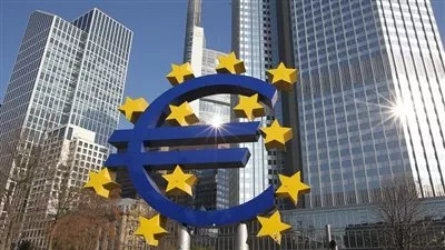 رئيس البنك الأوروبي يحذر من تباطؤ النمو الاقتصادي بمنطقة اليورو