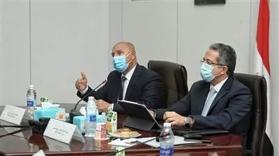 العناني والوزير يبحثان استفادة السياحة من مشروعات النقل