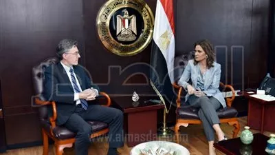 سحر نصر تبحث مع البنك الآسيوي ضخ استثمارات جديدة بالبنية التحتية