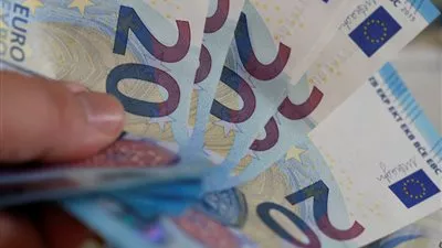 اليورو يرتفع من مستويات متدنية مع توقف الاتجاه الصعودي للدولار