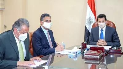 وزير الرياضة يبحث مع رئيس البريد تقديم خدمات متميزة بمراكز الشباب