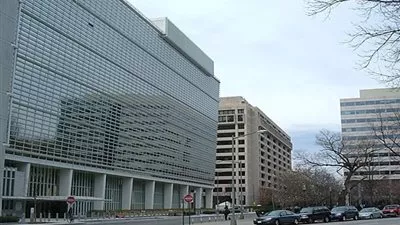 سحر نصر تستعرض مع نائب مؤسسة 