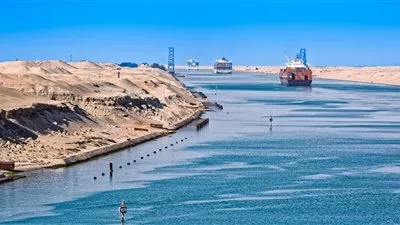 عبور 56 سفينة قناة السويس بحمولات 3 ملايين و300 ألف طن