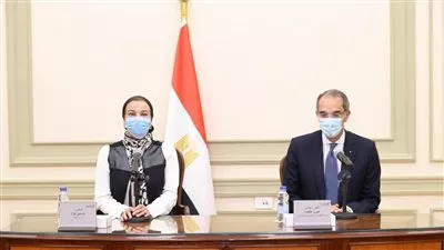 بروتوكول بين «البيئة» و«الاتصالات» لمراجعة إجراءات ترخيص أبراج المحمول