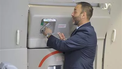 راكب يفتح باب الطائرة أثناء تحليقها ليدخن سيجارة