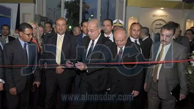 بالصور .. رئيس الوزراء يفتتح معرض 