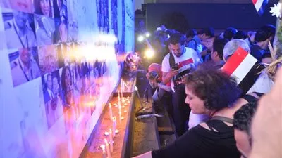 بالصور .. مسيرة بالشموع  لتأبين ضحايا الطائرة المنكوبة