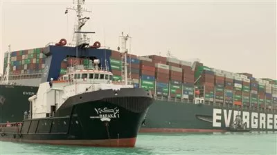 تعويم «إيفر جيفن» جزئيًا استعدادا لاستئناف حركة الملاحة في قناة السويس