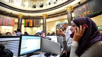تباين مؤشرات البورصة في منتصف تعاملات اليوم