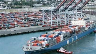90 شاحنة محملة بالقمح تغادر ميناء الإسكندرية