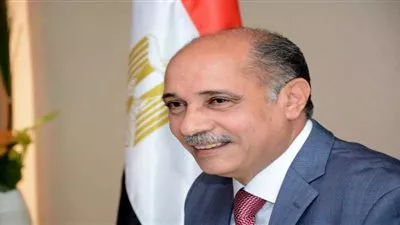 وزير الطيران يبحث القوائم المالية للشركات التابعة